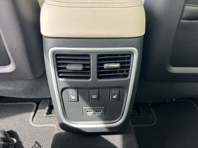 2023 Chrysler 300 Touring L photo 16