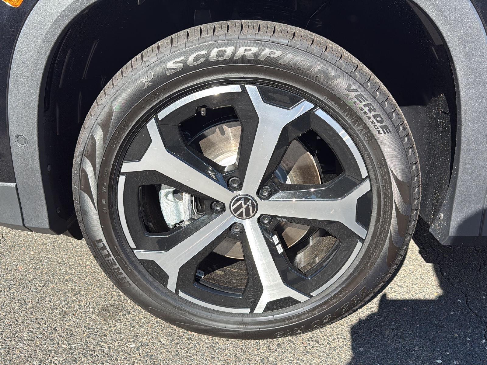 2025 Volkswagen Tiguan SE photo 8