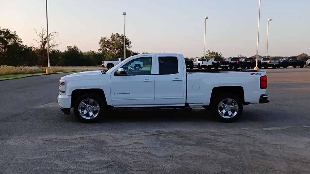 2018 Chevrolet Silverado 1500 LT photo 4