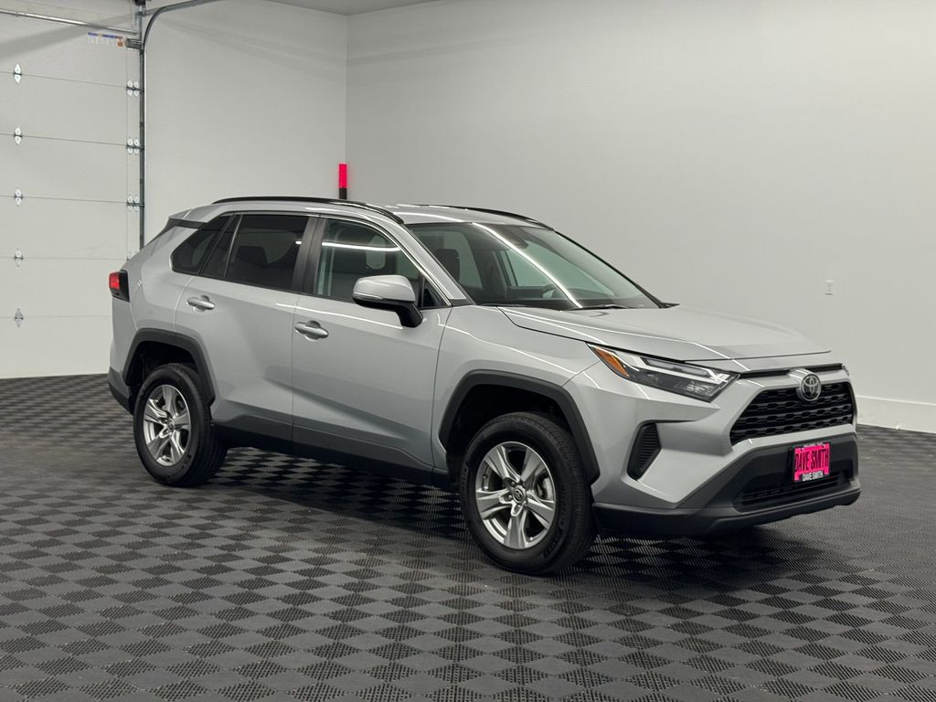 2024 Toyota RAV4 XLE photo 4