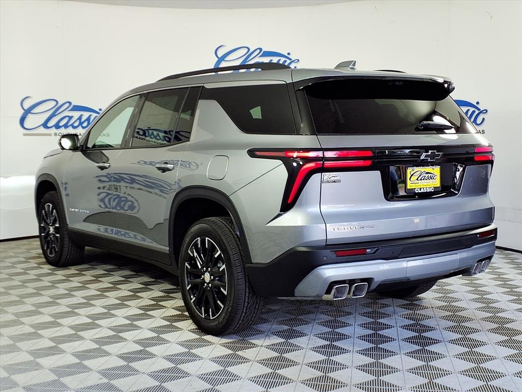 2026 Chevrolet Traverse photo 2
