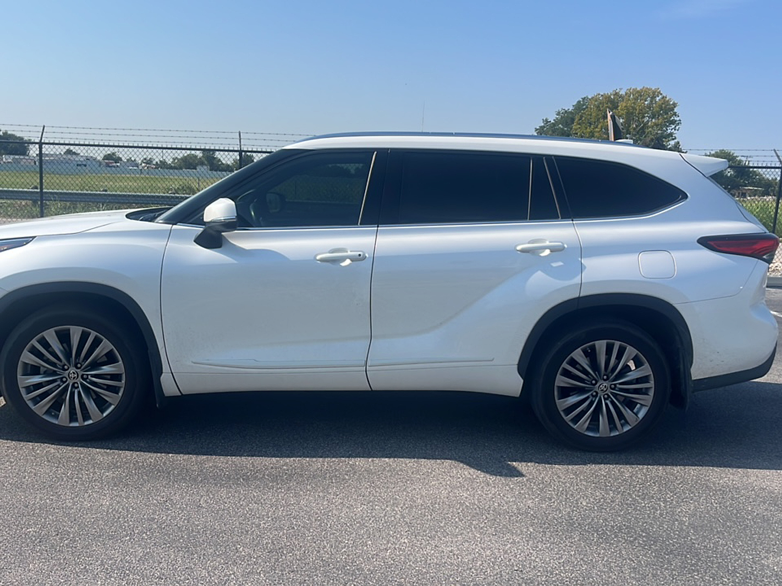 2020 Toyota Highlander Platinum photo 2