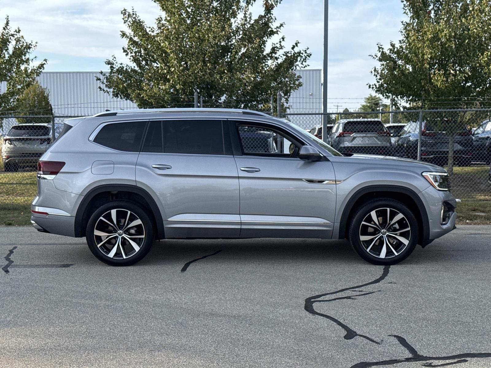 2026 Volkswagen Atlas SEL Premium R-Line photo 2