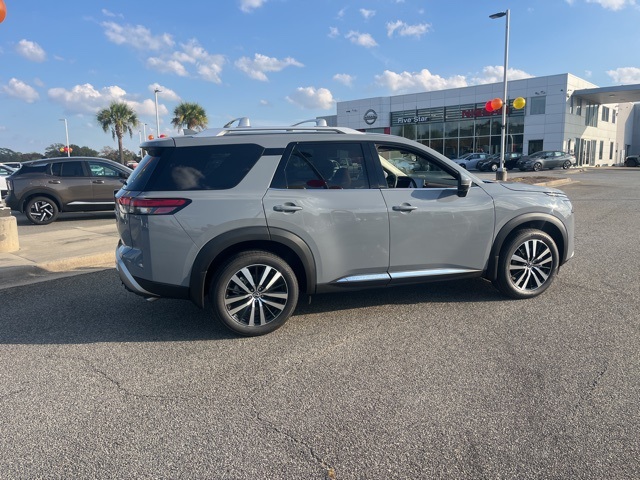 2025 Nissan Pathfinder Platinum photo 3