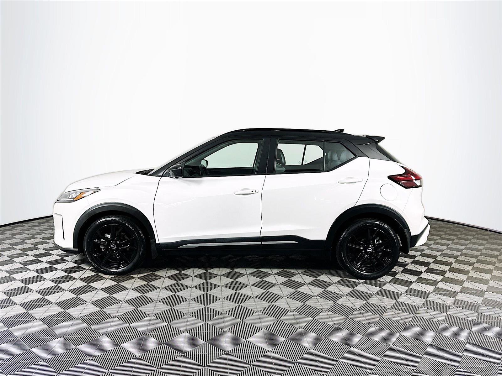 2023 Nissan Kicks SR photo 4