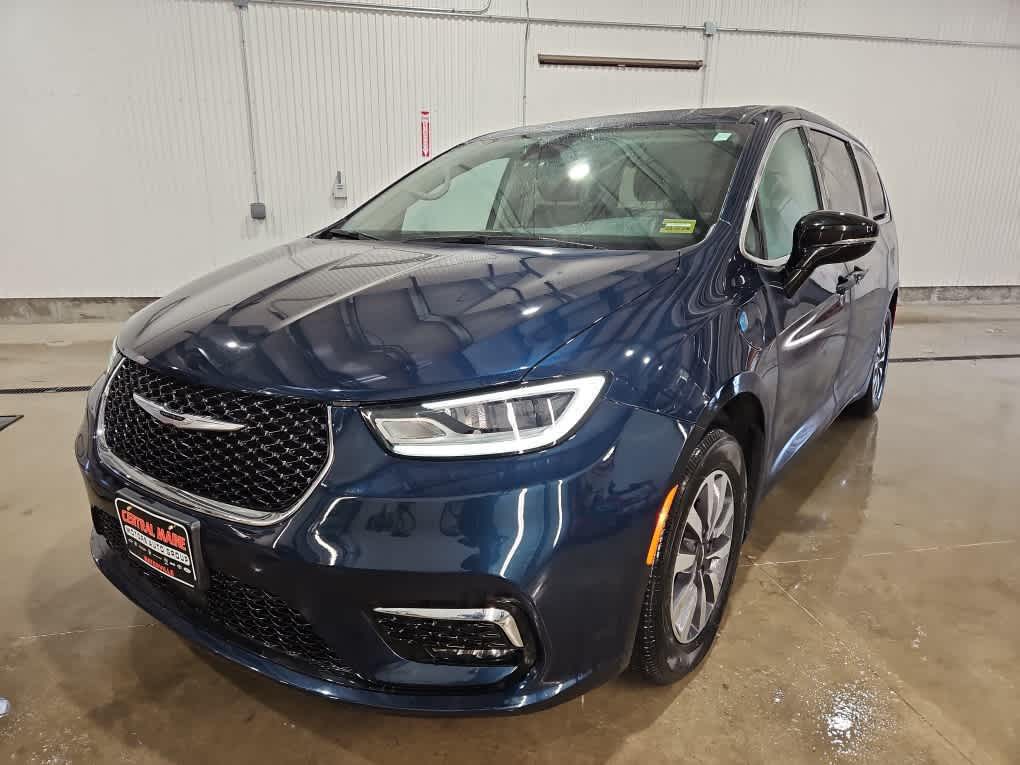 2024 Chrysler Pacifica Select's photo