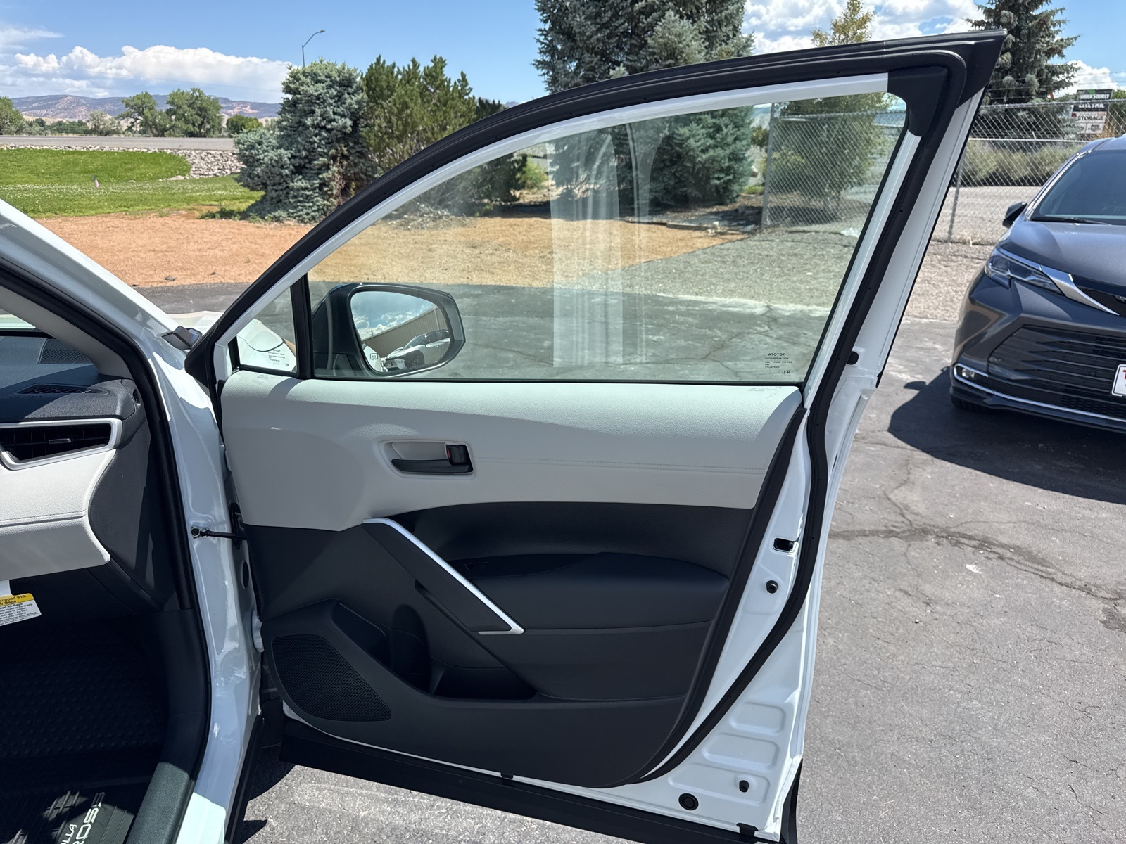 2025 Toyota Corolla Cross LE photo 34