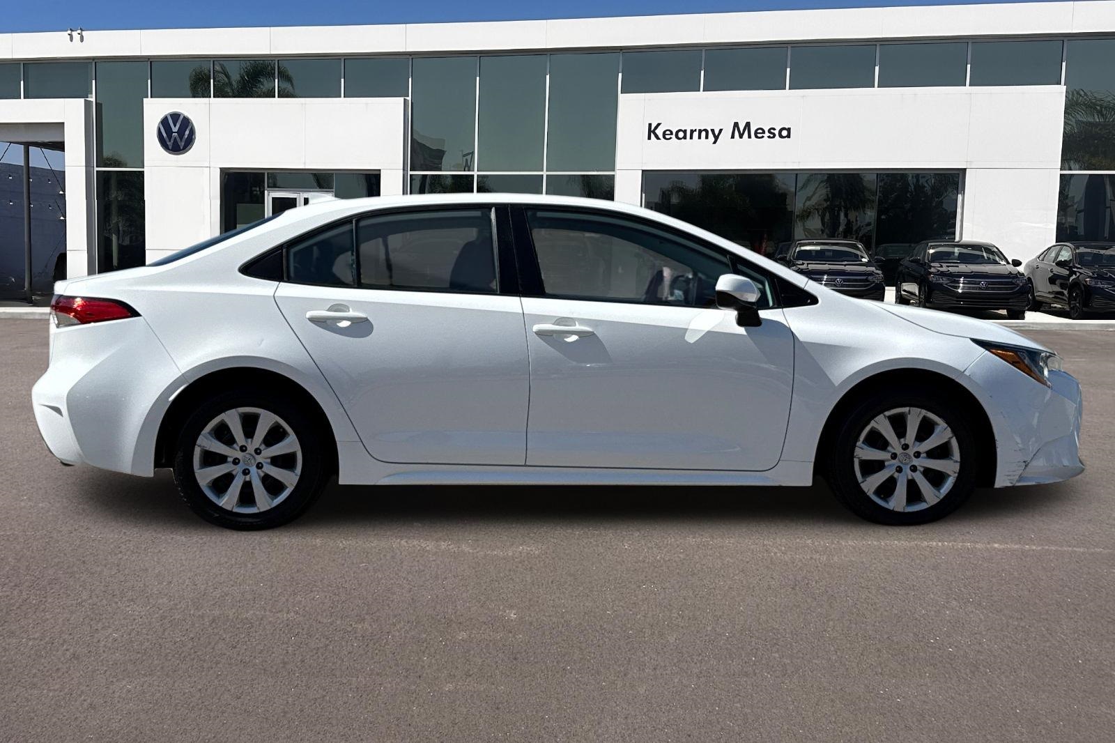 2022 Toyota Corolla LE photo 2