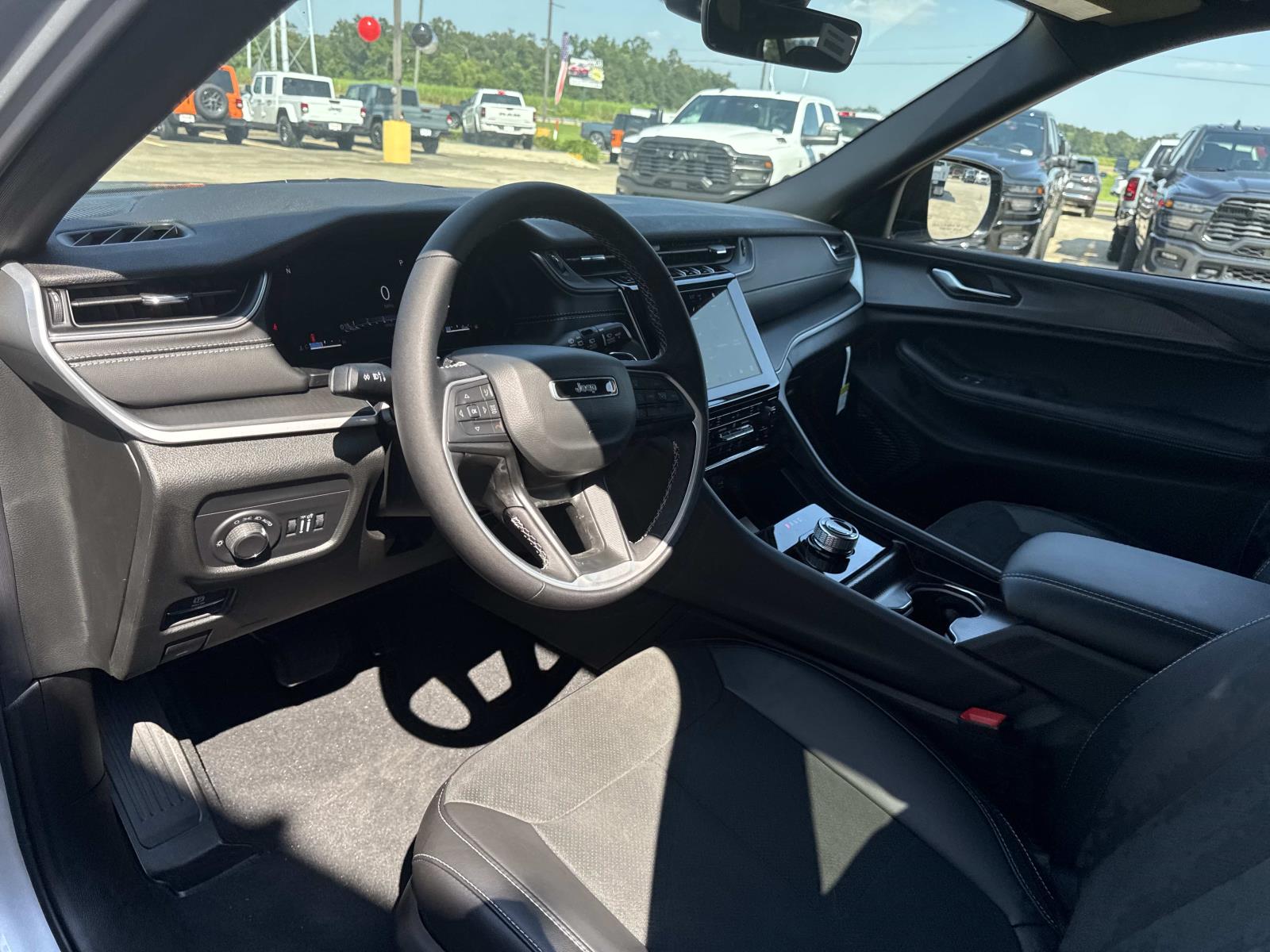 2025 Jeep Grand Cherokee Altitude photo 8