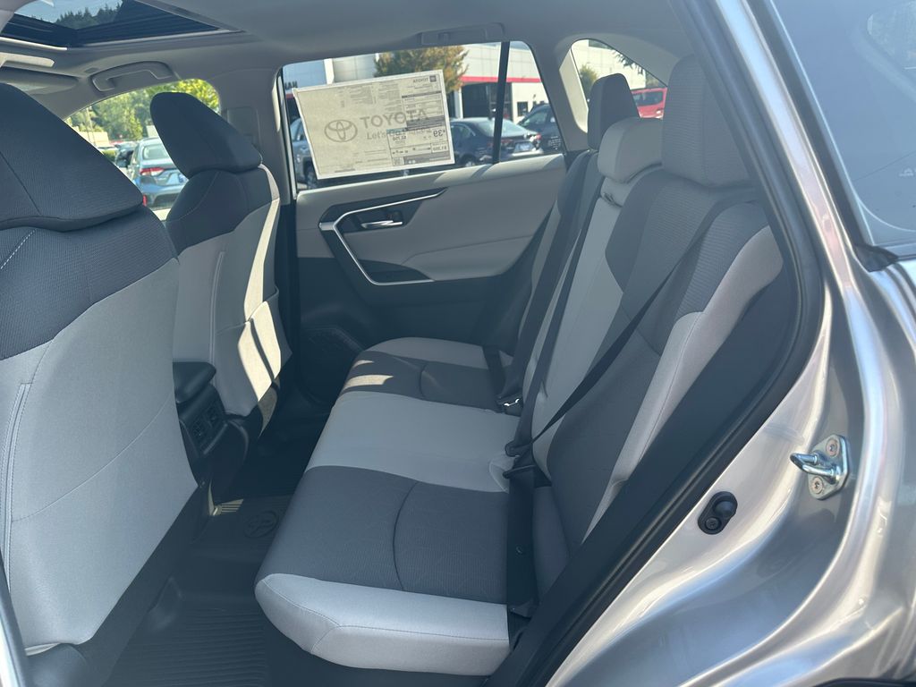 2025 Toyota RAV4 Hybrid XLE photo 15