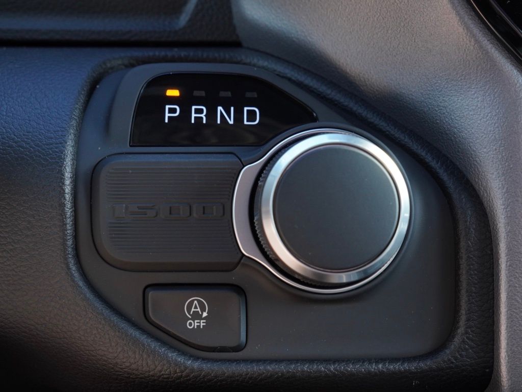 New 2026 Diamond Black Crystal Pearl-Coat Exterior Paint RAM Big Horn Night Edition image 17