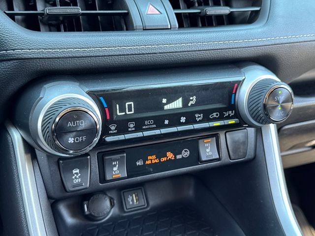 2025 Toyota RAV4 Hybrid XLE photo 9