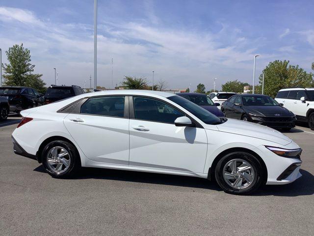 2025 Hyundai Elantra SE photo 3