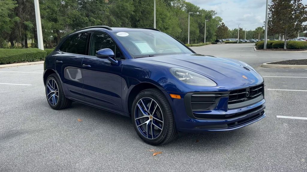 2025 Porsche Macan Base photo 2