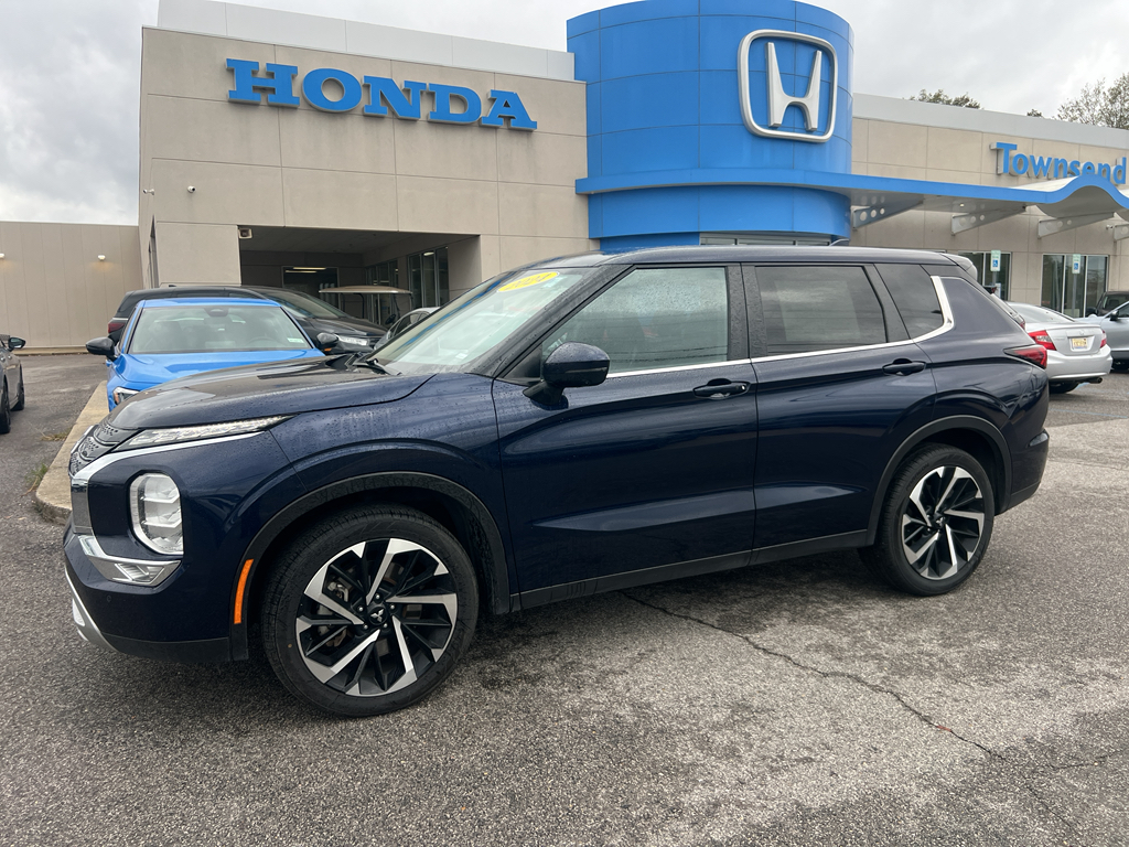 2024 Mitsubishi Outlander SE's photo