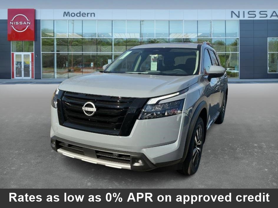 2025 Nissan Pathfinder Platinum's photo