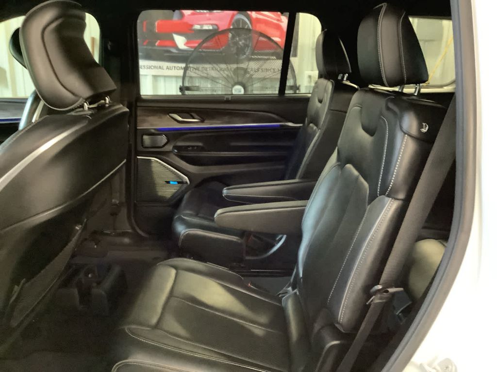 2022 Jeep Grand Cherokee Overland photo 21