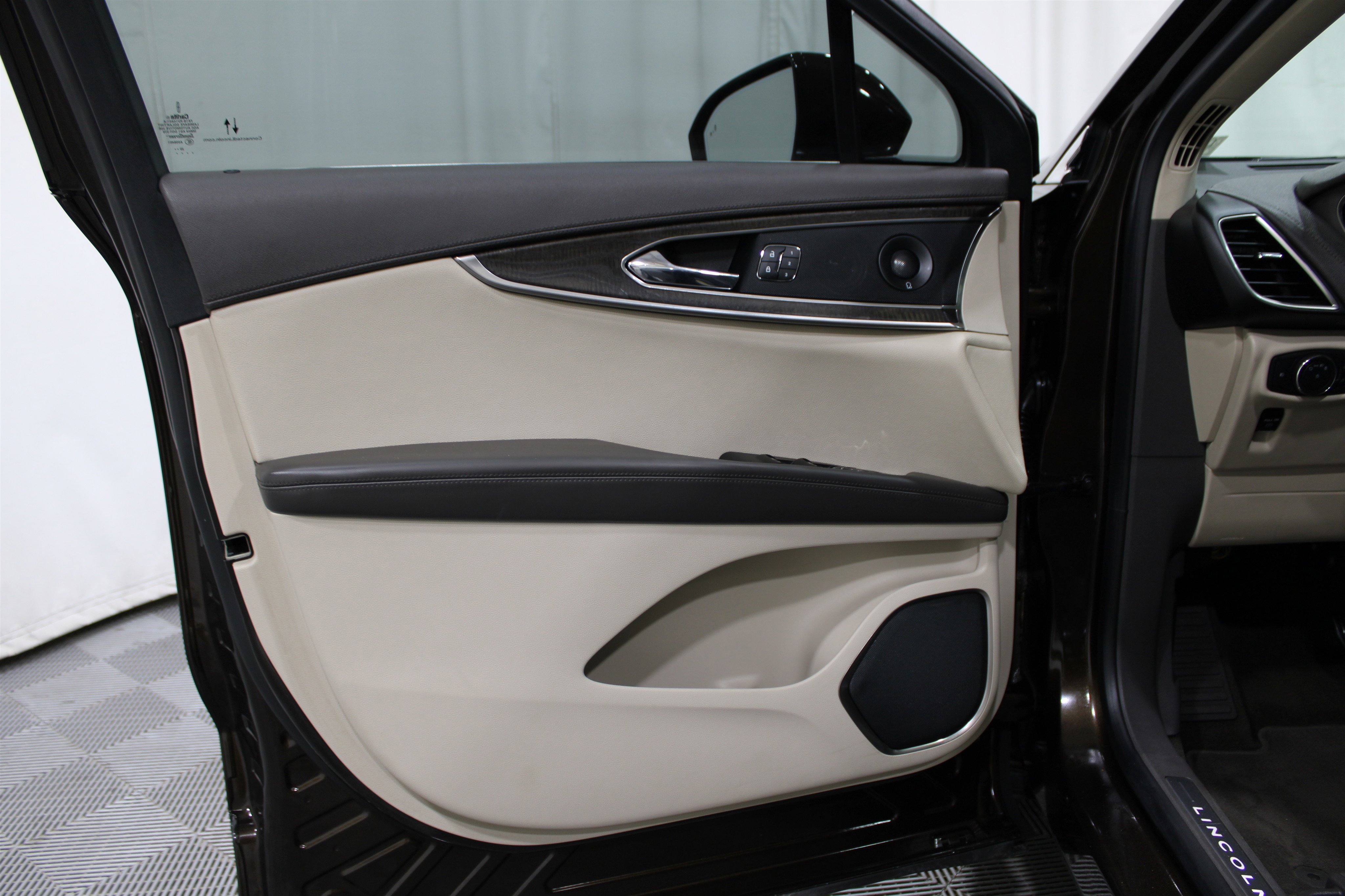 2020 Lincoln Nautilus Reserve photo 3