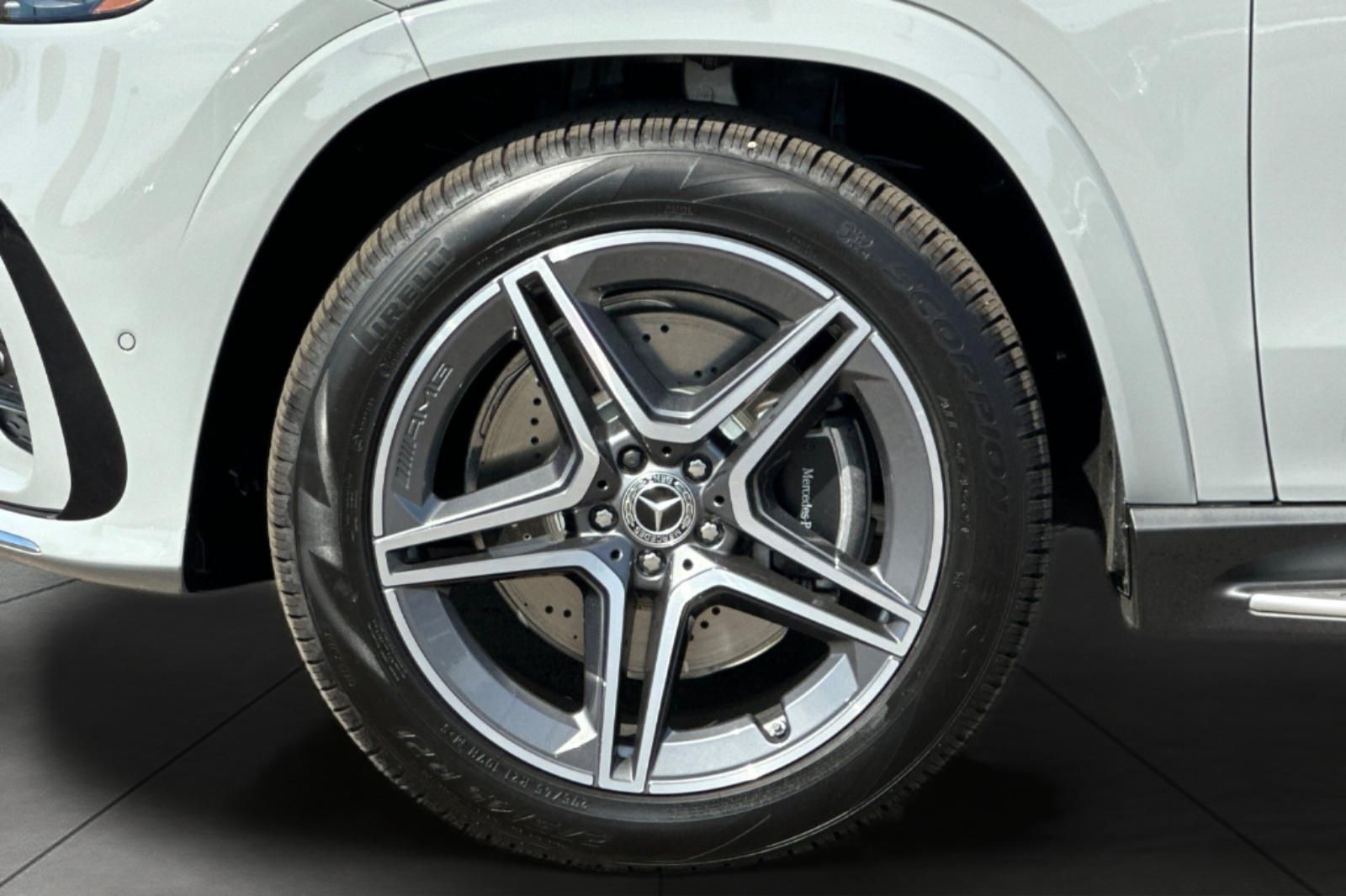 2026 Mercedes Benz GLS 450 4MATIC photo 4