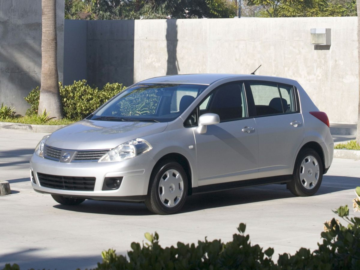 2012 Nissan Versa S's photo
