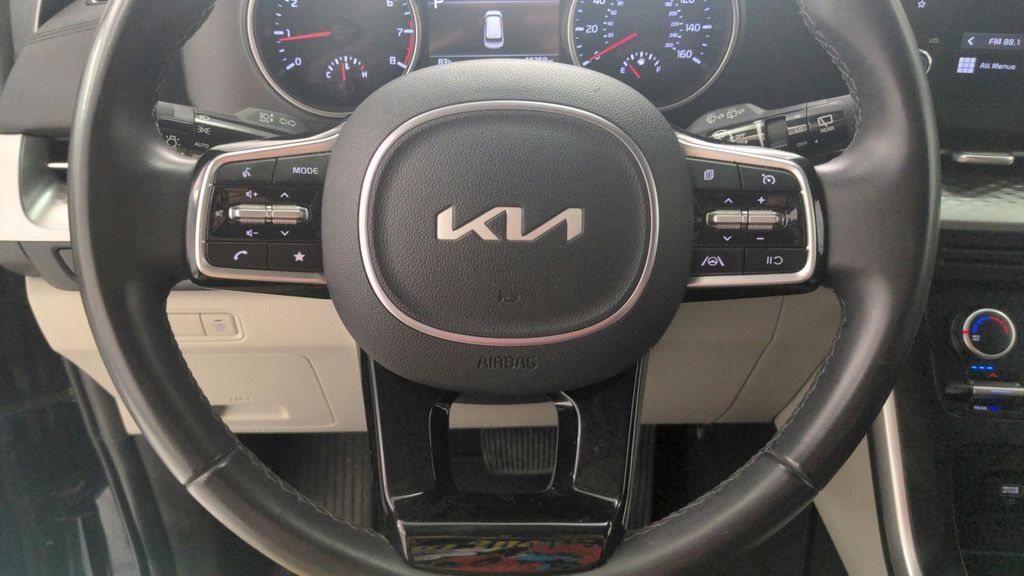 2024 Kia Carnival LX photo 16