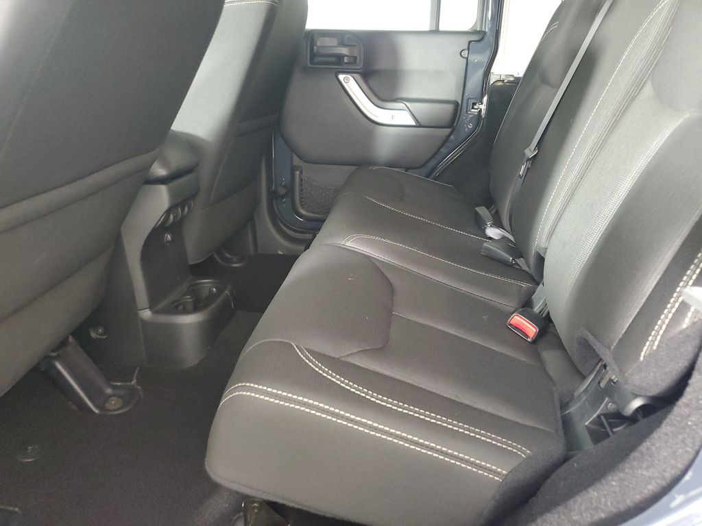 2016 Jeep Wrangler Unlimited Rubicon photo 13