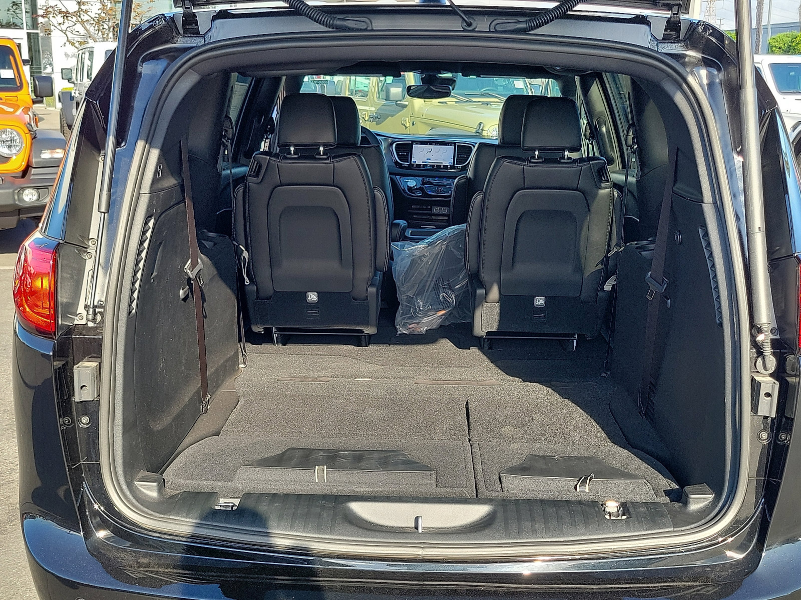 2025 Chrysler Voyager LX photo 17