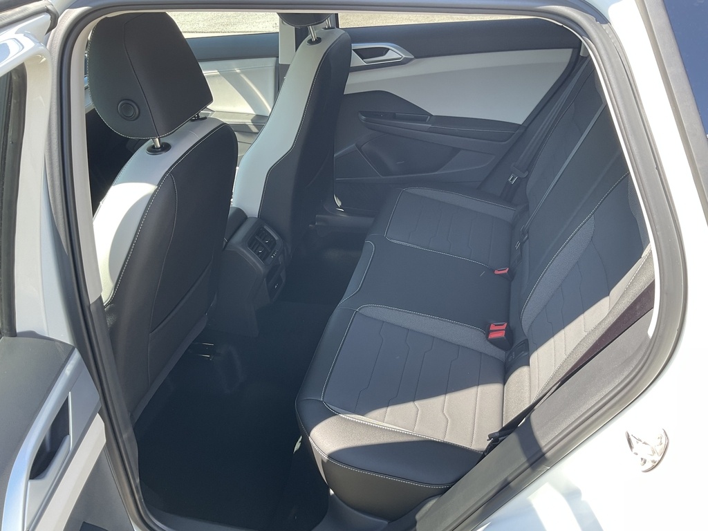 2025 Volkswagen Taos SE photo 4
