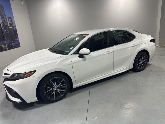 2021 Toyota Camry SE photo 2