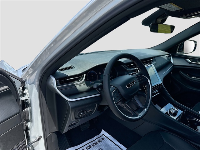 2025 Jeep Grand Cherokee Altitude photo 4