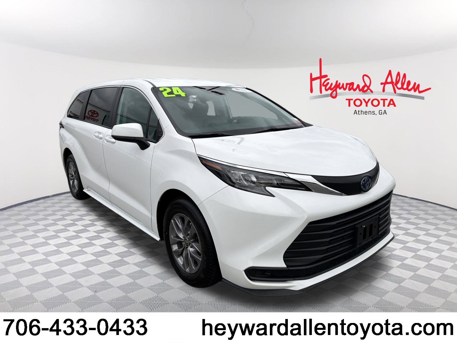 2024 Toyota Sienna LE's photo