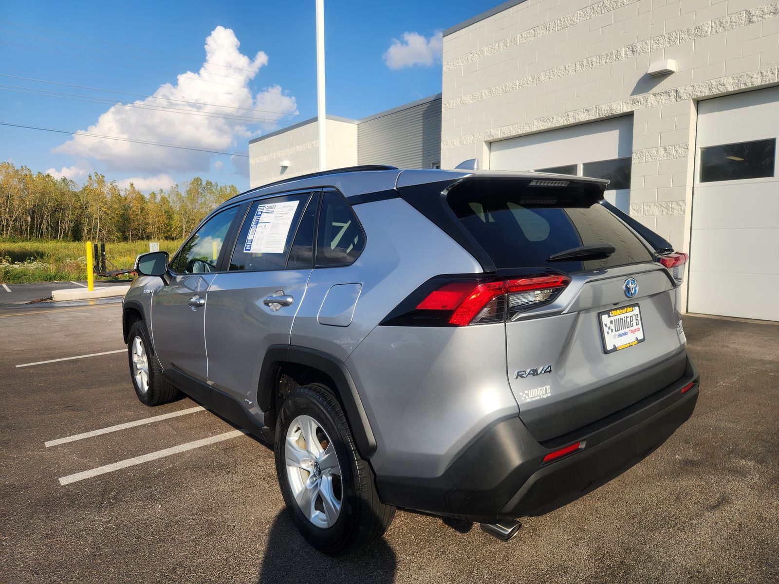 2021 Toyota RAV4 Hybrid XLE photo 2