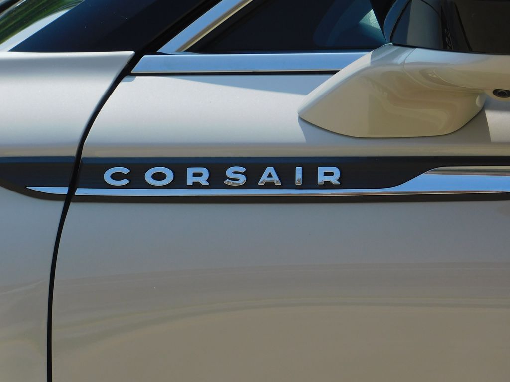 2022 Lincoln Corsair Standard photo 2