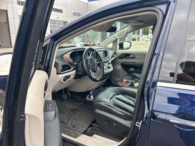 2019 Chrysler Pacifica Touring L photo 2