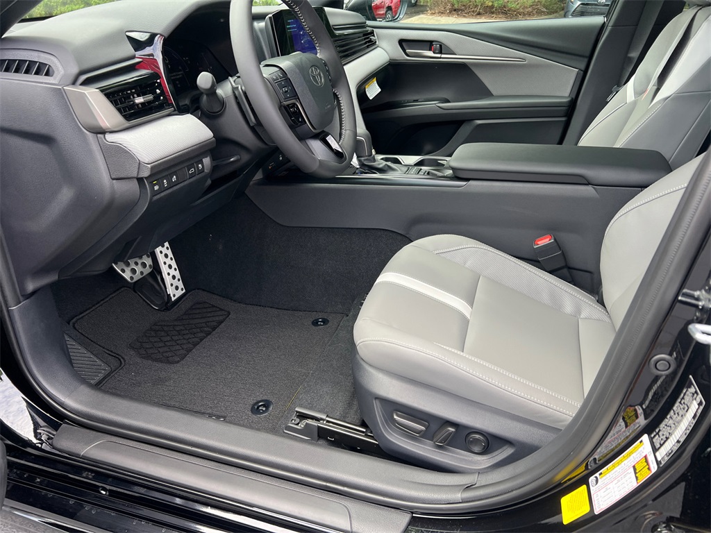 2025 Toyota Camry SE photo 9