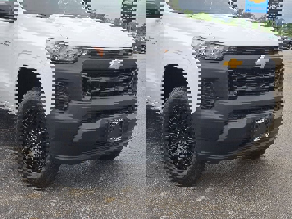 2025 Chevrolet Colorado LT photo 2