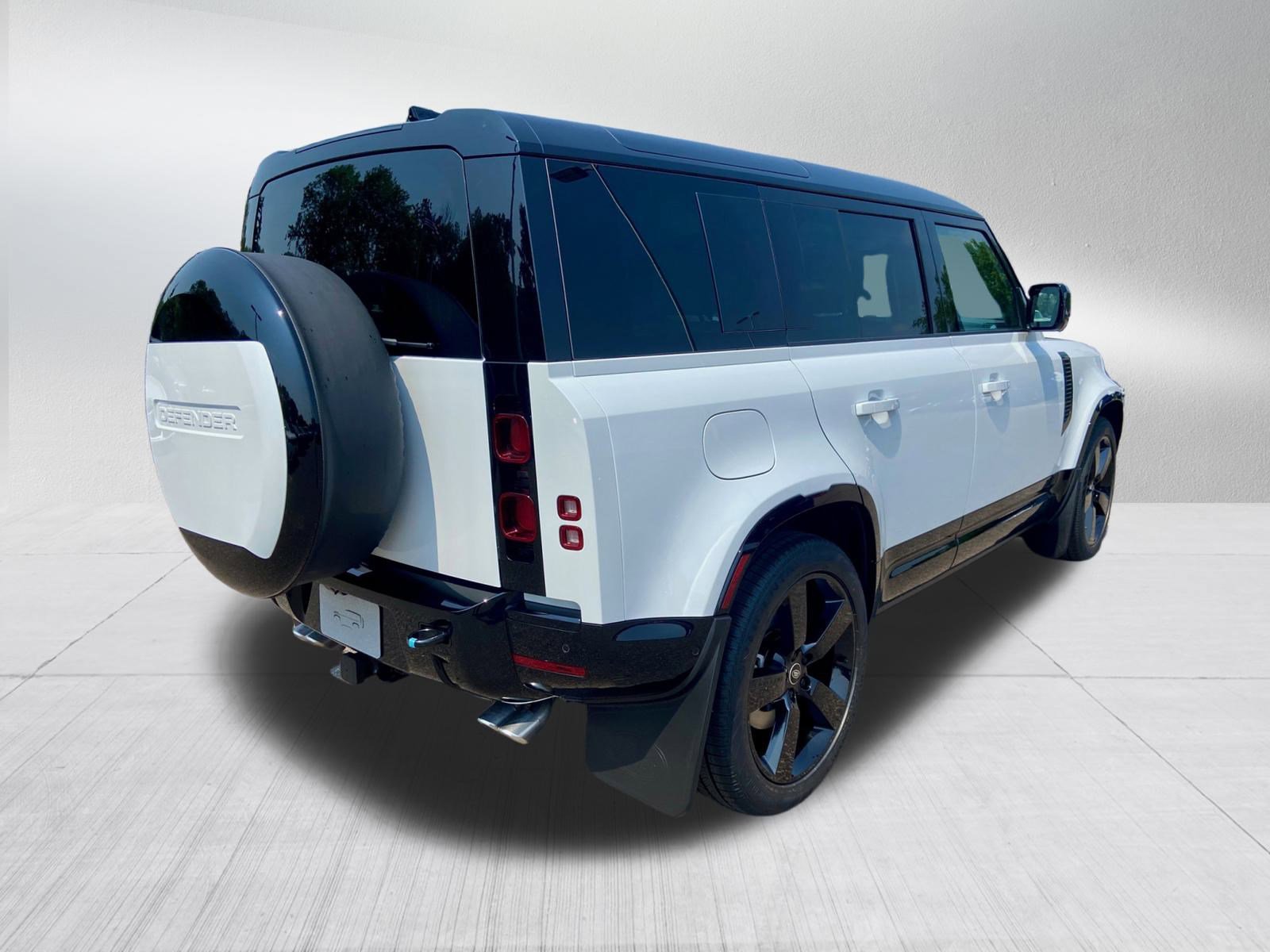 2025 Land Rover Defender X-Dynamic SE photo 2