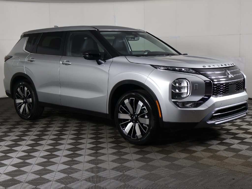 2025 Mitsubishi Outlander SE photo 2