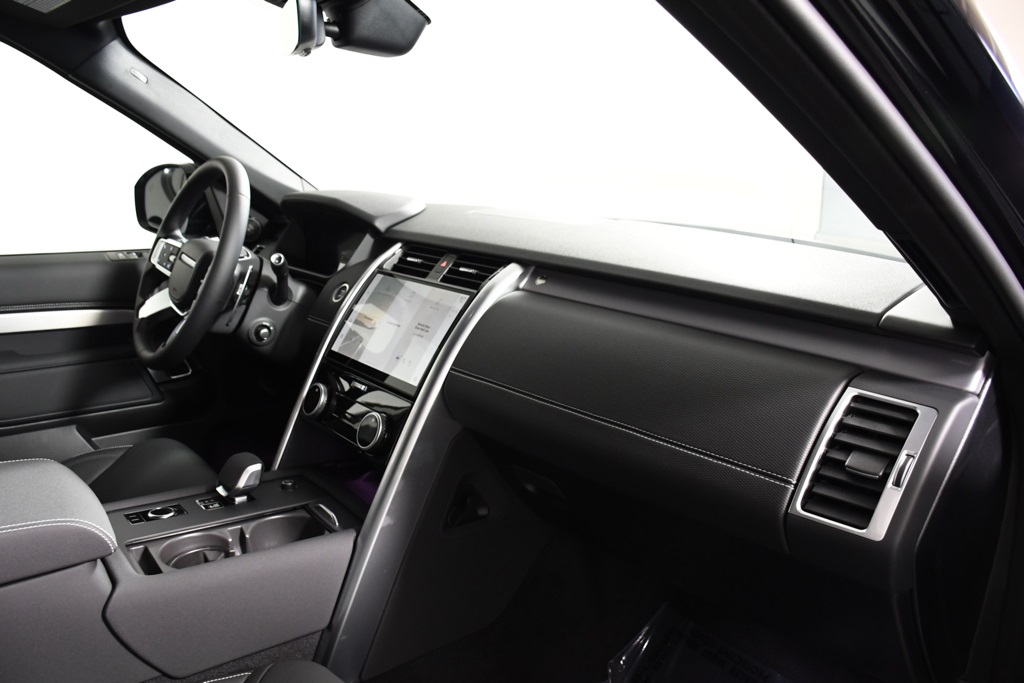 2025 Land Rover Discovery SE photo 16
