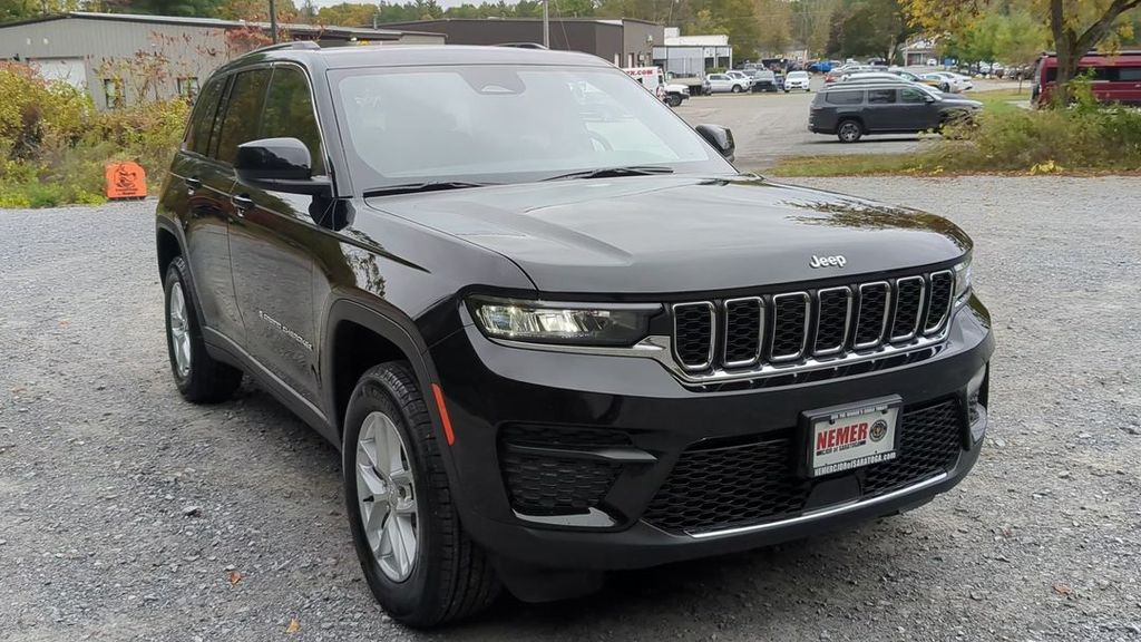 2025 Jeep Grand Cherokee Laredo photo 4