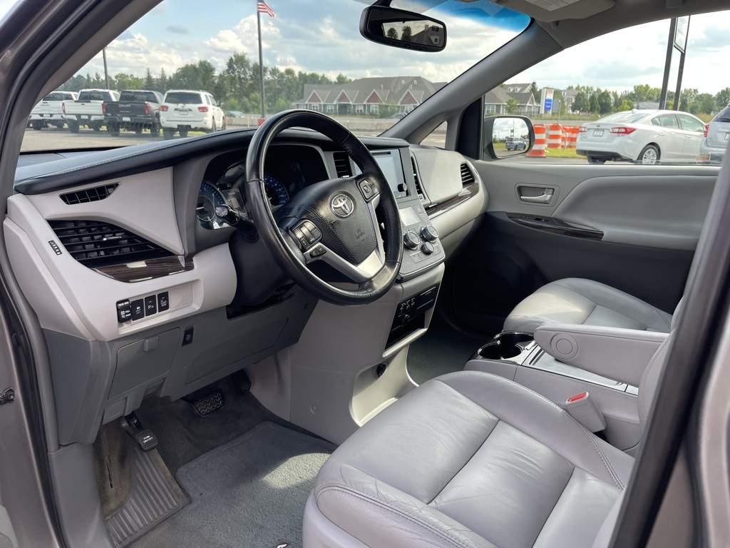 2017 Toyota Sienna XLE photo 20