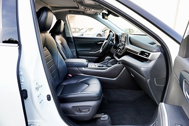 Used 2021 White Toyota XLE image 9