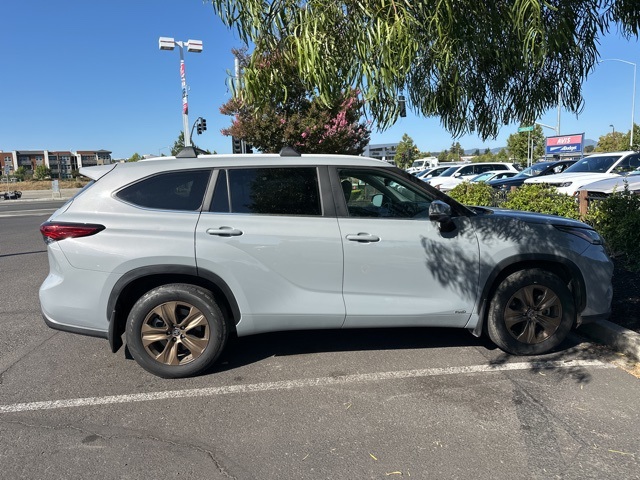 2023 Toyota Highlander Hybrid Bronze Edition photo 3