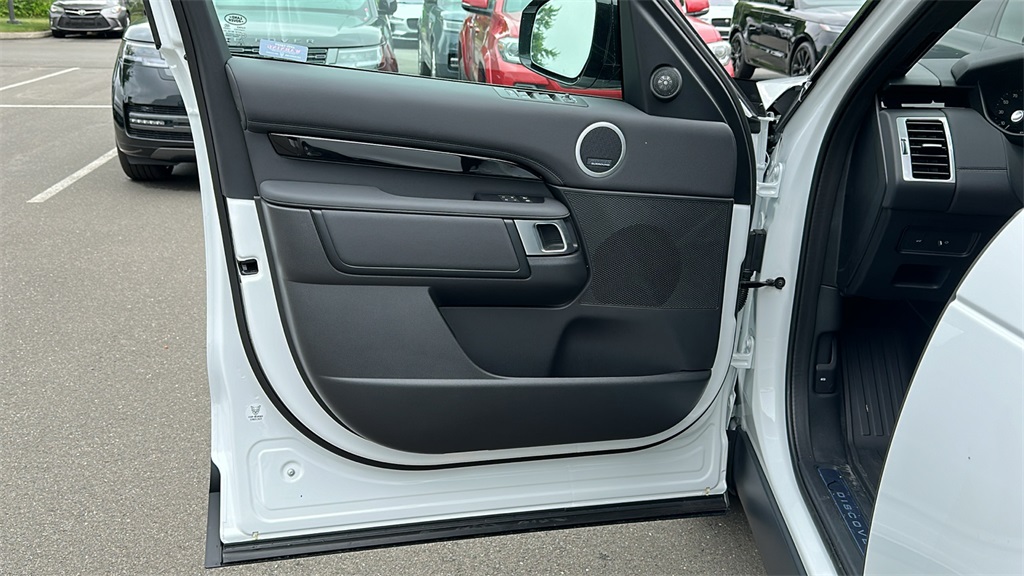 2025 Land Rover Discovery S photo 7