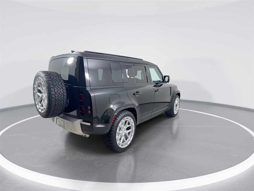 2025 Land Rover Defender 110 S photo 4
