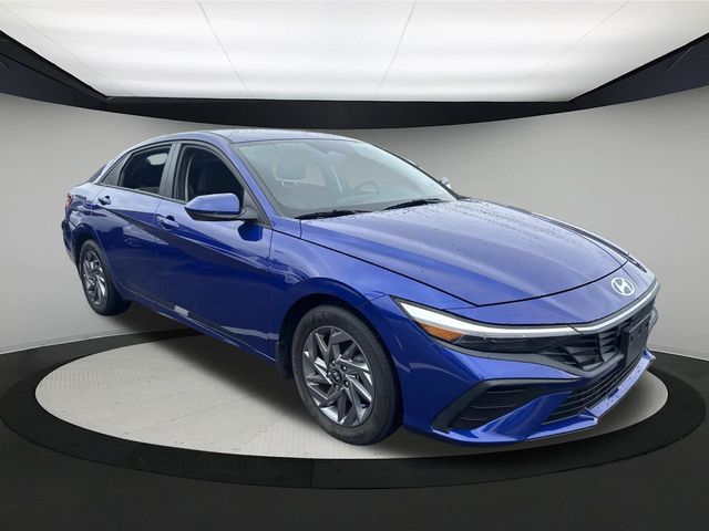 2024 Hyundai Elantra SEL photo 2