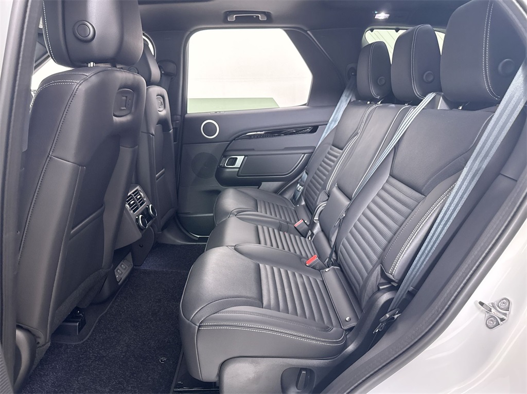 2025 Land Rover Discovery S photo 18