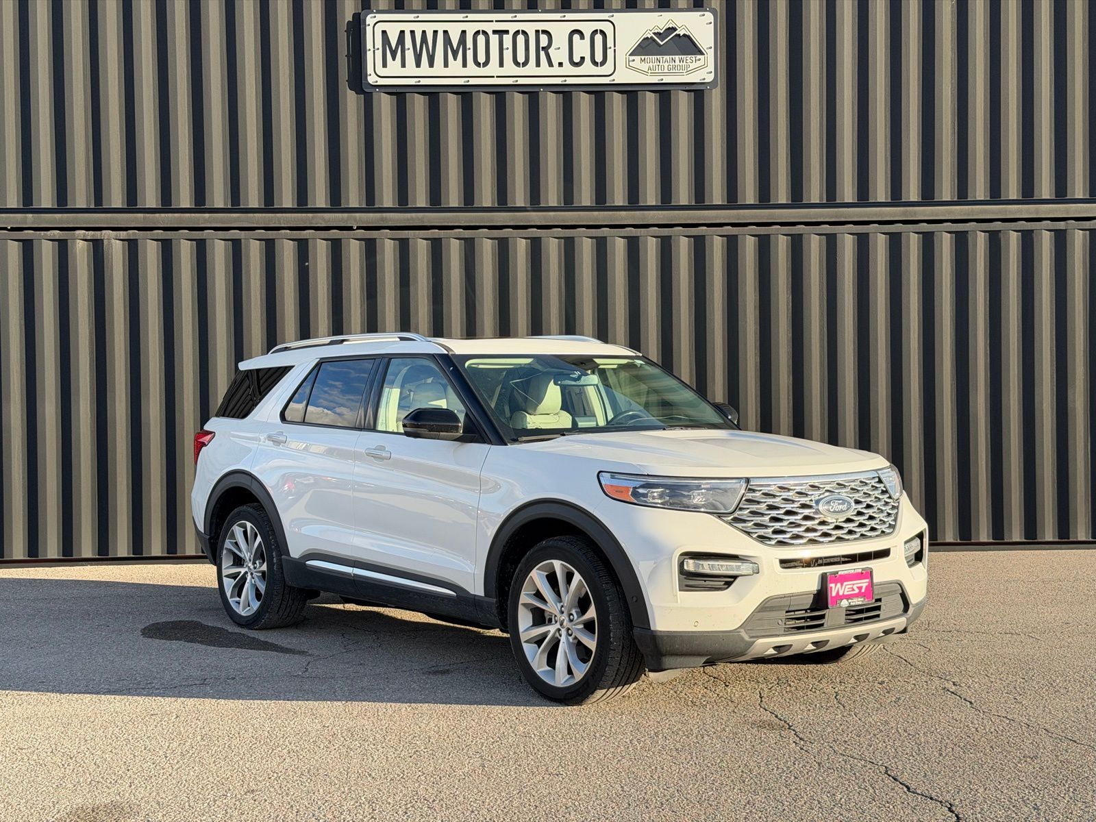 2022 Ford Explorer Platinum's photo