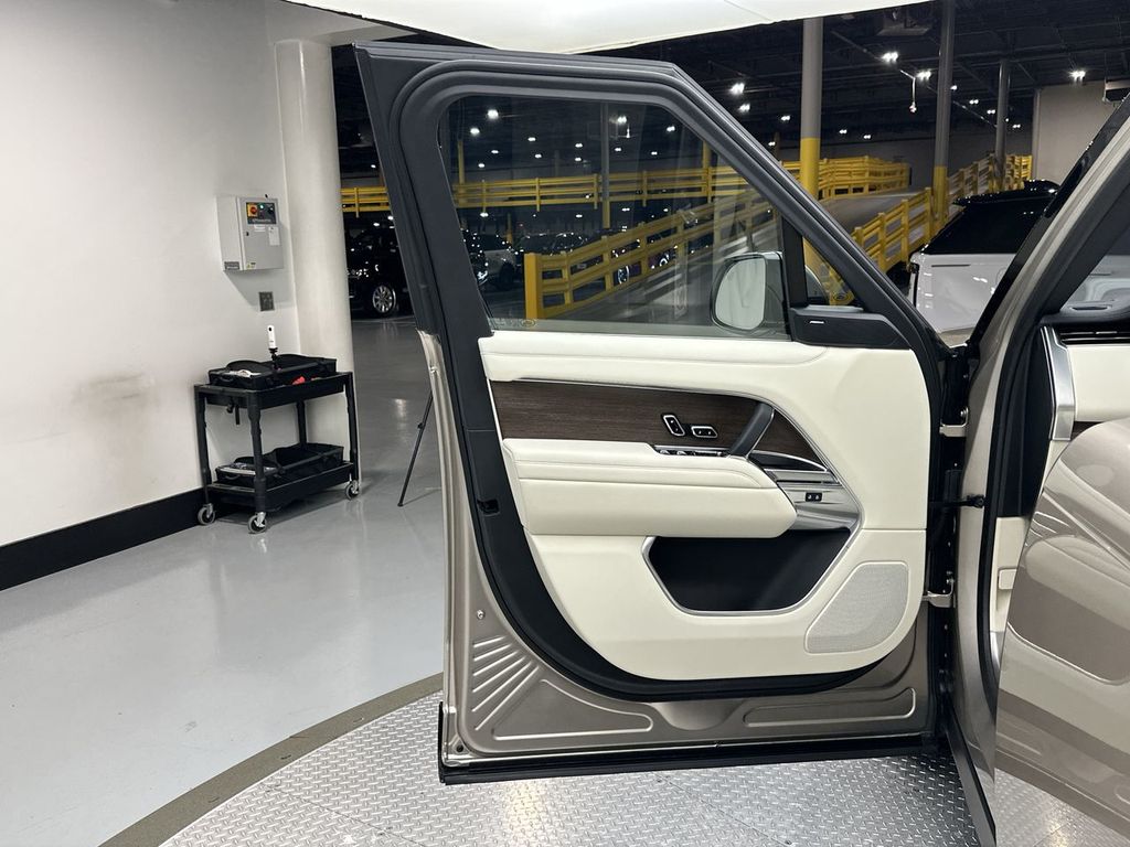 2023 Land Rover Range Rover SE photo 10
