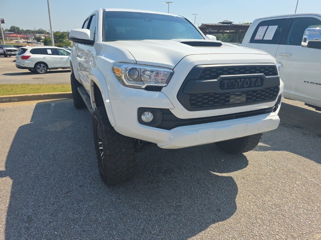 2021 Toyota Tacoma TRD Off-Road photo 2